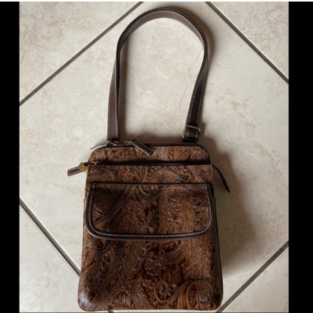 Great condition Relic purse w/ adjustable straps includes three compartments!